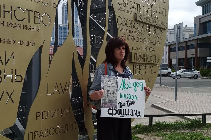 Самойлова пикетировала возле стелы за права человека на Гостином дворе Самойлова пикетировала возле стелы за права человека на Гостином дворе