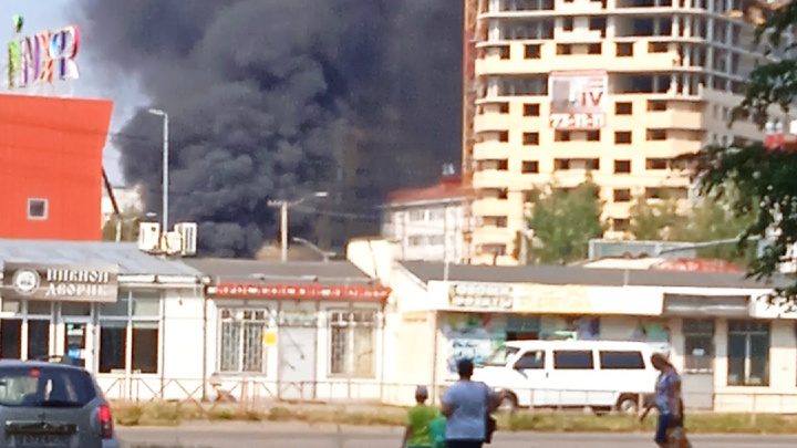 Черный дым заволок район: в Ярославле загорелась обшивка теплосети. Онлайн-трансляция