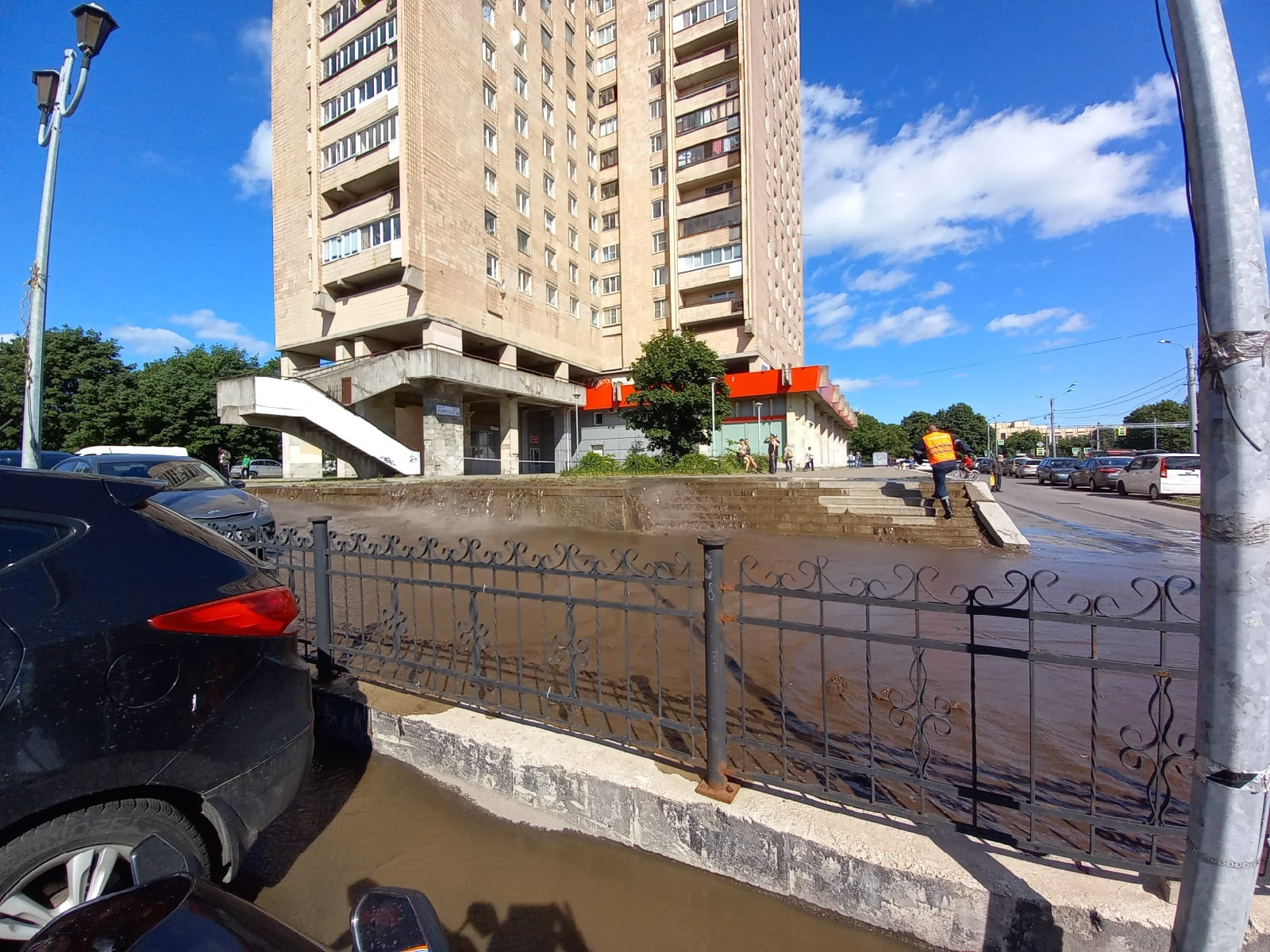 Прорыв трубы с горячей водой на проспекте Тореза в Петербурге 21 июня 2022,  фото, видео - 21 июня 2022 - ФОНТАНКА.ру