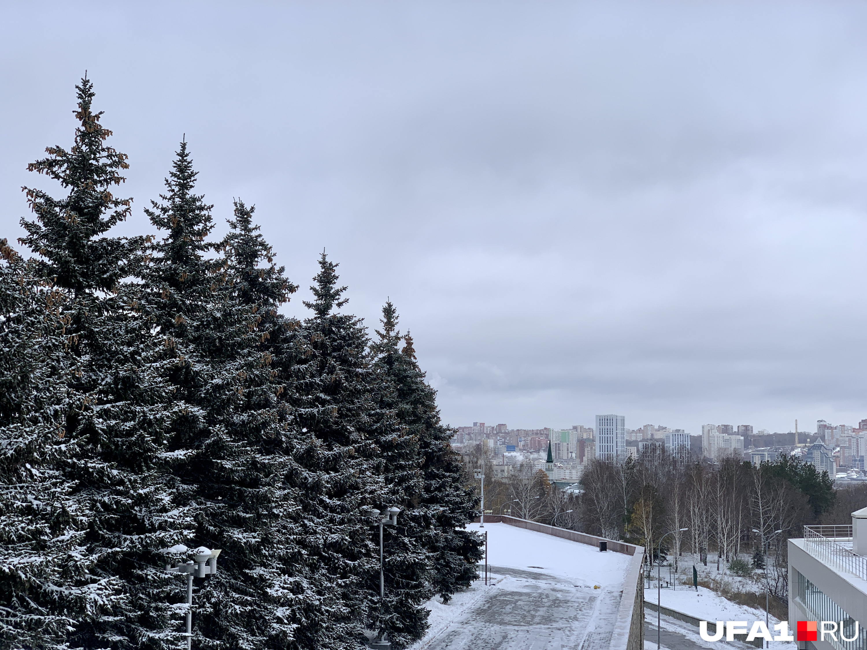 Белые высотки, кажется, стоят рядом с мечетью, но на деле между ними полтора километра