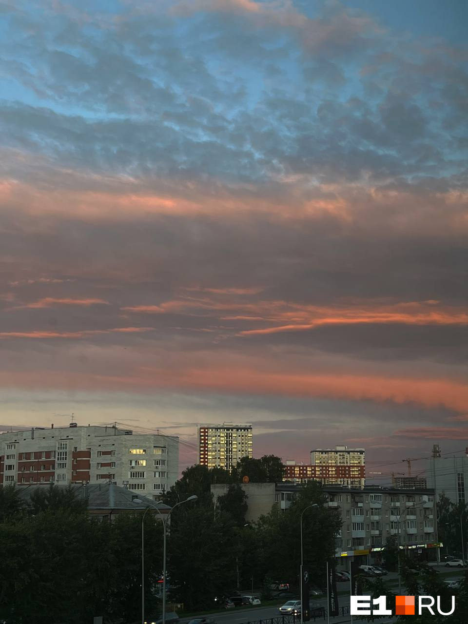 Над екатеринбургом. Облака над Екатеринбургом. Закат над Екатеринбургом. Завораживающие закаты одиночество. Закат с облаками фото в деревне.