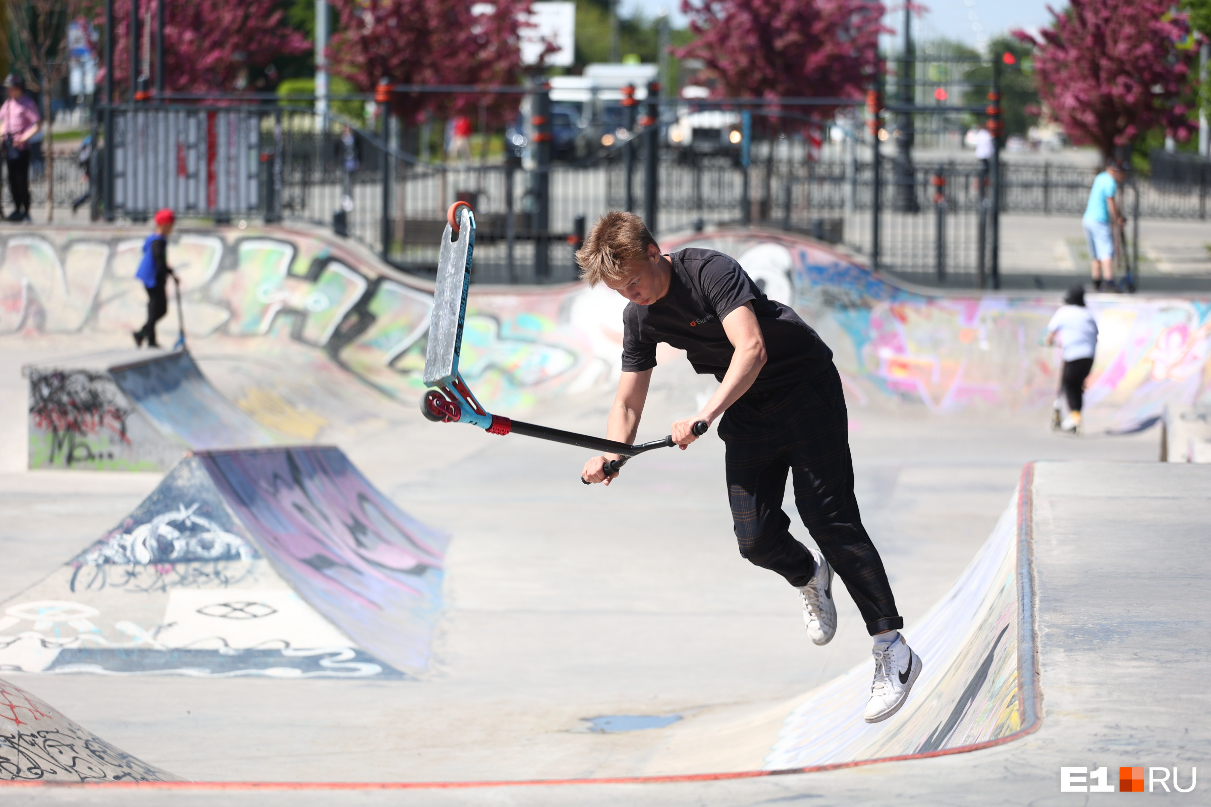 Подростки вовсю развлекаются в скейт-парке за Дворцом молодежи