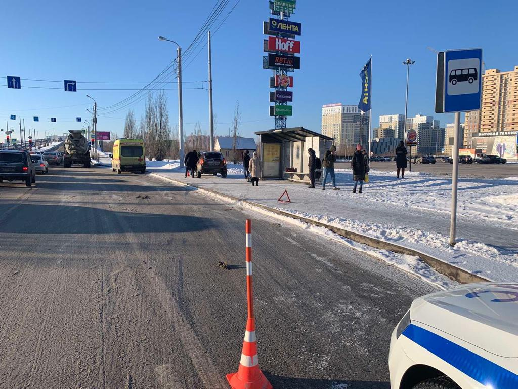 Около тюмень. Пешеход на дороге. Авария на Тюменской трассе. Тротуар и проезжая часть.