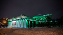 Здание оперного театра в Новосибирске подсветили зеленым светом