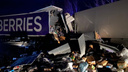 Брендированный грузовик Wildberries попал в смертельную аварию на трассе в НСО: фото с разбросанными товарами