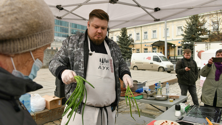 В центре Екатеринбурга внезапно устроили кулинарное шоу с салом и посикунчиками: вкусный репортаж