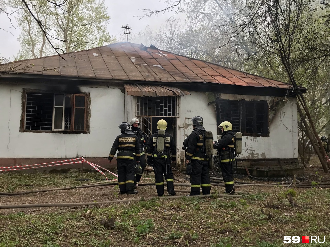 Сотрудники МЧС перед многострадальным корпусом больницы Сотрудники МЧС перед многострадальным корпусом больницы