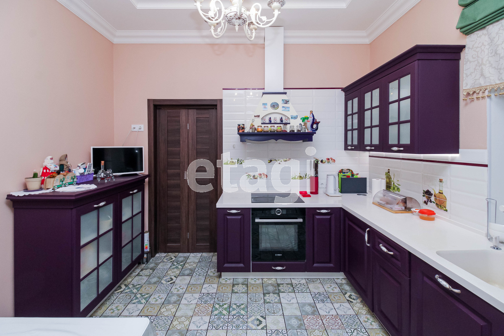 Кухня выглядит более по-домашнему. Для гарнитура выбрали насыщенный фиолетовый оттенок. Вся техника остается новому владельцу