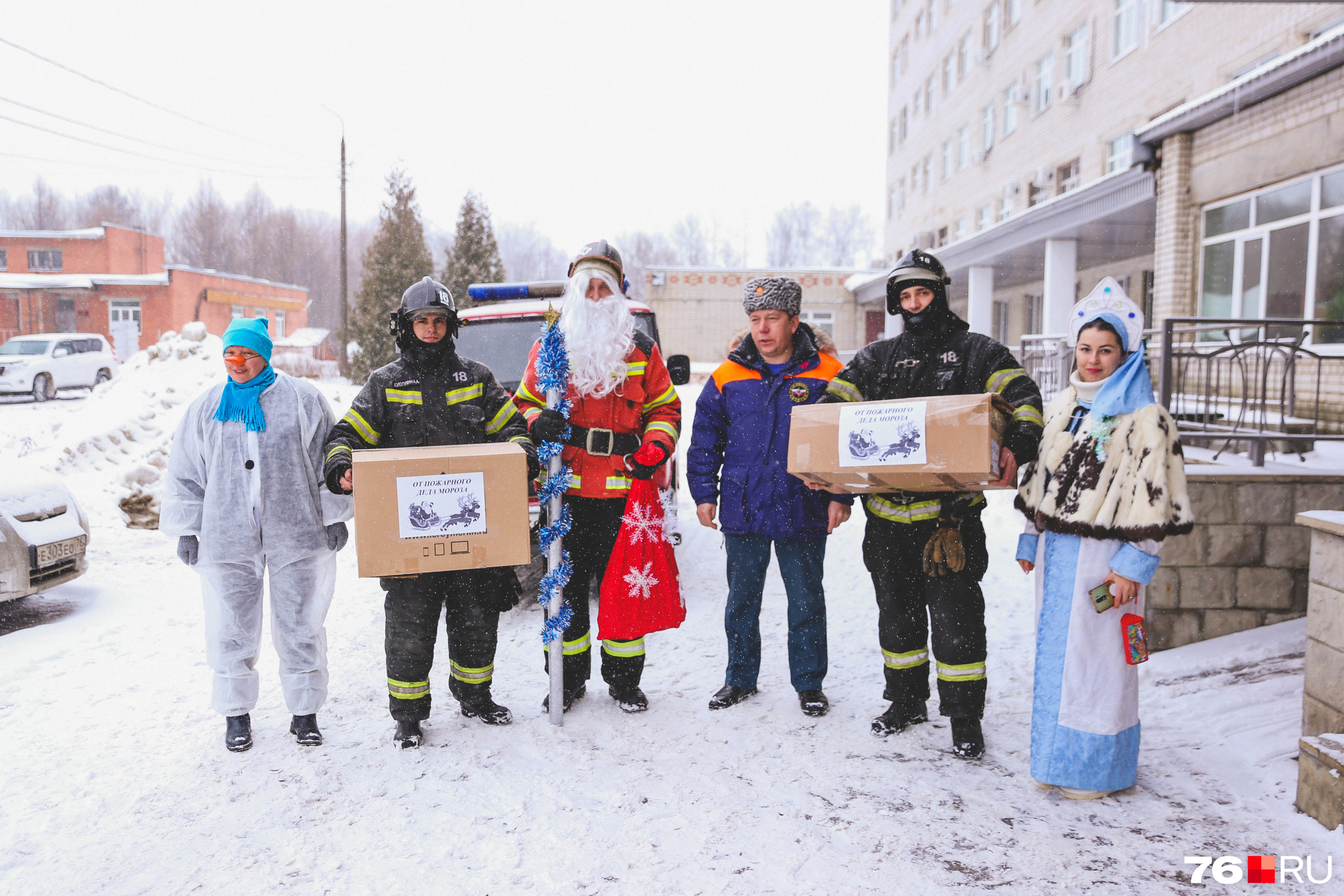 Тем, кто не смог выйти на улицу, спасатели дарили подарки внутри больницы