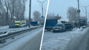 Грузовик перекрыл три полосы в сторону Академгородка: на Бердском шоссе собралась пробка
