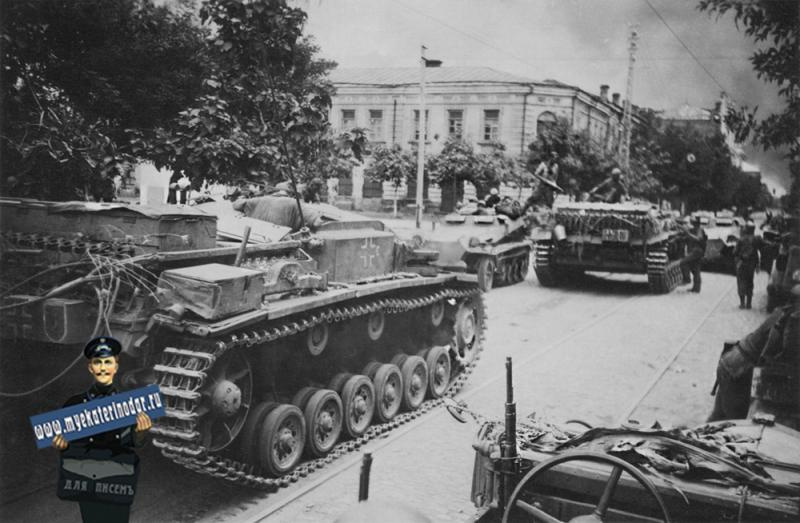 Немецкие танки едут на вокзал по улице Пролетарской (сейчас Мира)