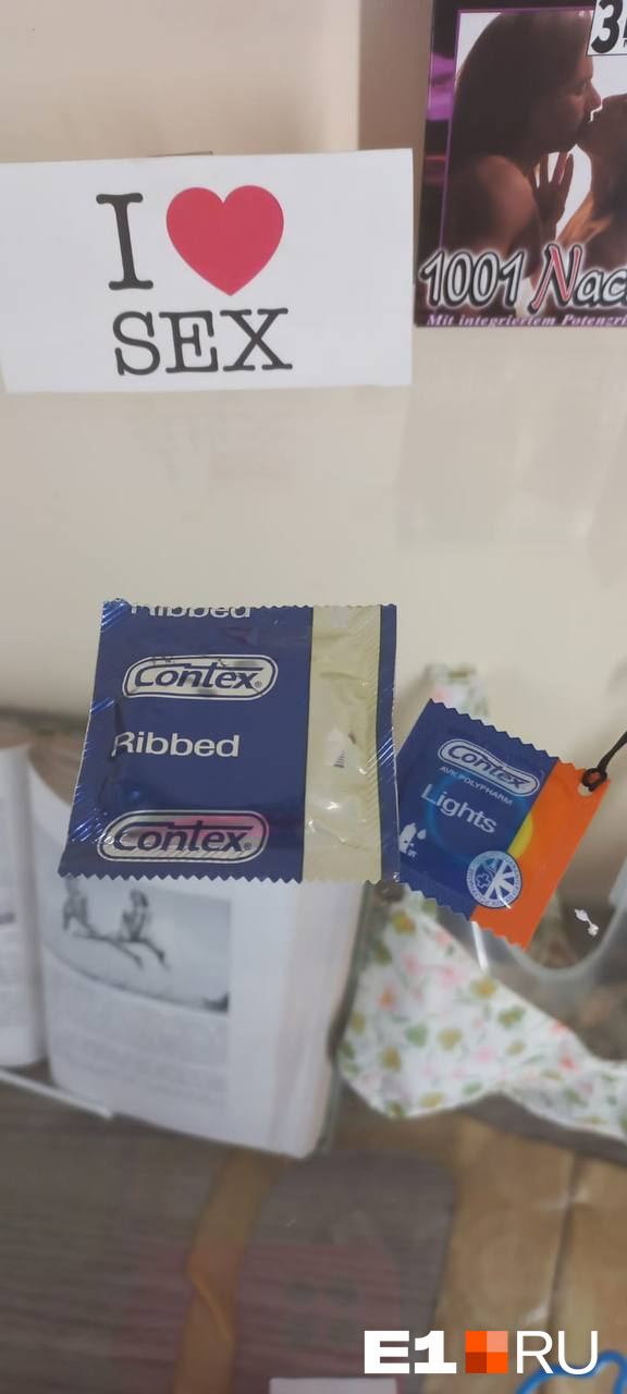 Durex и Contex также заняли место в его экспозиции Durex и Contex также заняли место в его экспозиции