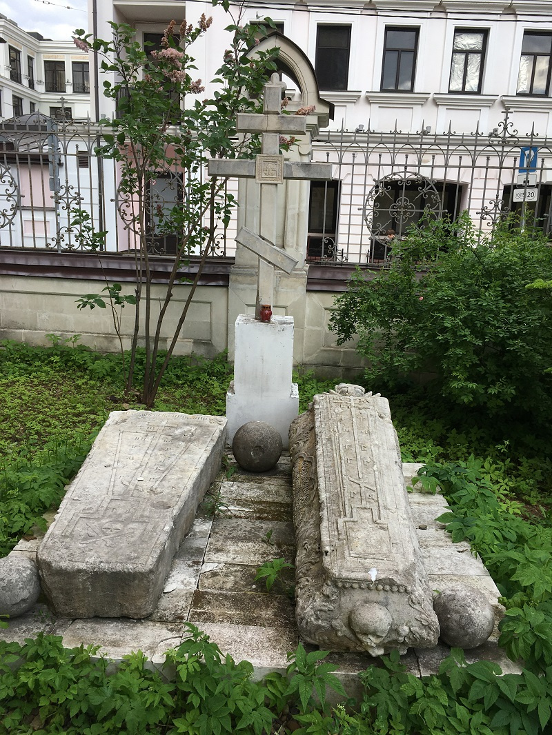 Вдова похоронила Ивана Дмитриевича в 1742 году, сама умерла в 1762-м