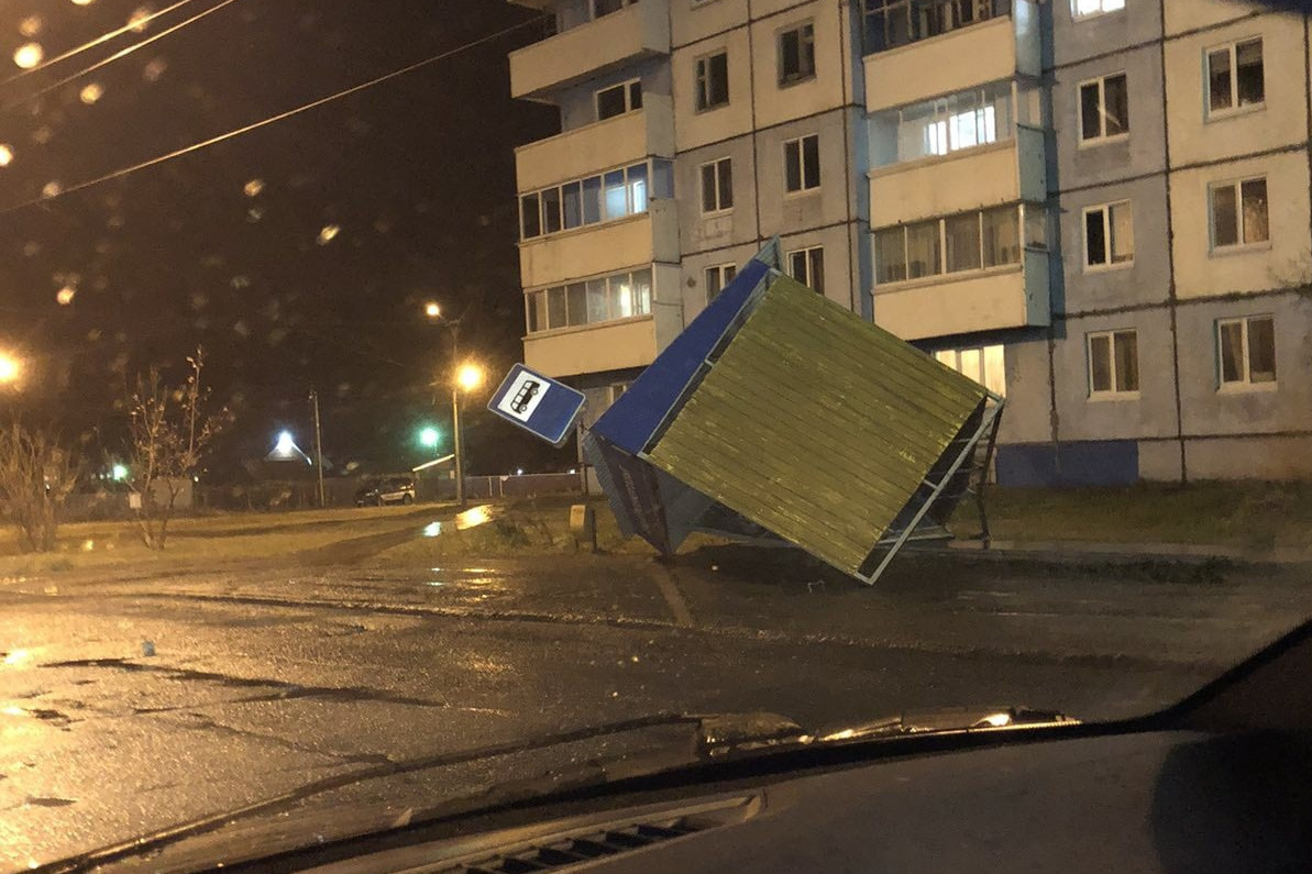 Города края тоже пострадали от ветра. Например, в Шарыпово снесло остановку