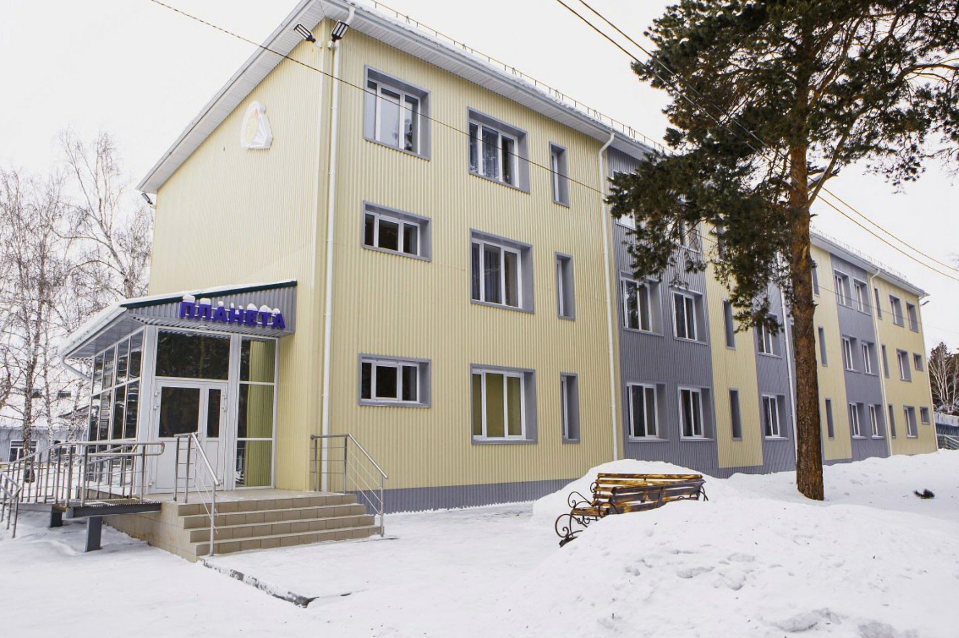 На территории базы отдыха шесть жилых корпусов, но свободные номера на Новый год остались всего в одном На территории базы отдыха шесть жилых корпусов, но свободные номера на Новый год остались всего в одном
