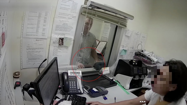 Москвич украл из ячейки обменника полмиллиона рублей, которые до него оставил предыдущий клиент. Видео