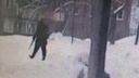 Появилось видео с мужчиной, который шел с ружьем по территории школы в Железногорске