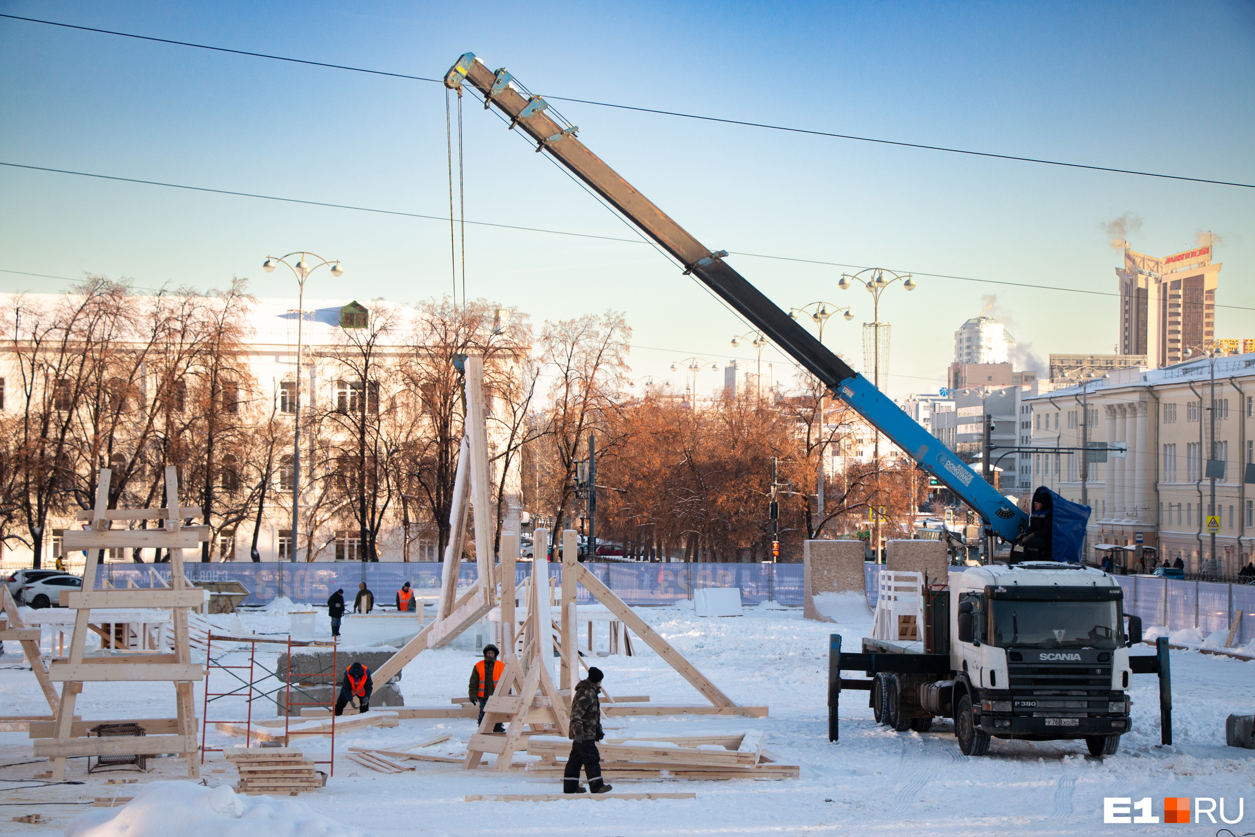 Что прячут строители за забором на главной площади Екатеринбурга: 15 секретных фото