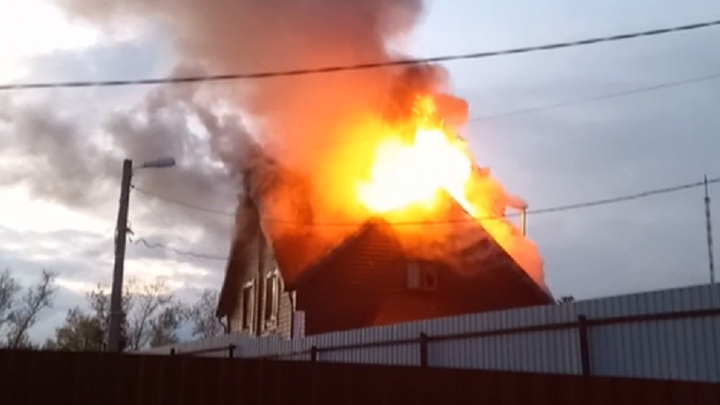 «Такой домина»: в Ярославском районе загорелся двухэтажный коттедж. Видео