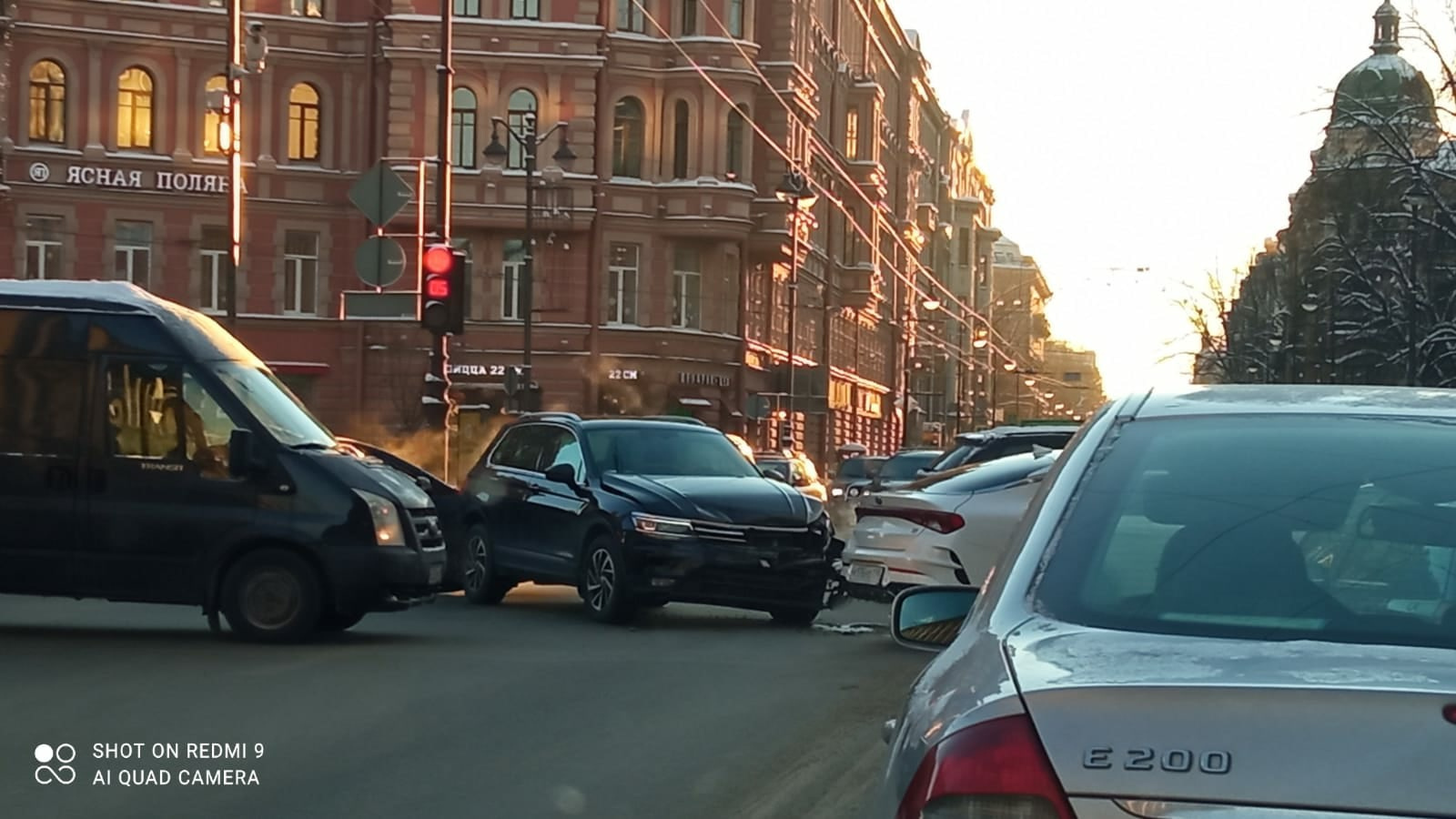 Перекресток большой просп васильевского острова 68 фото Tiguan отправил Rio за пирожными на Каменноостровском проспекте - 10 декабря 202