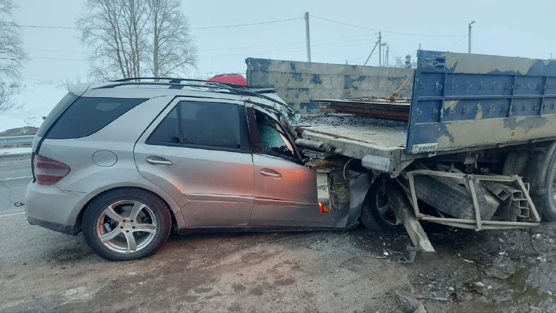 Как водитель Mercedes не заметил грузовик, остается загадкой Как водитель Mercedes не заметил грузовик, остается загадкой