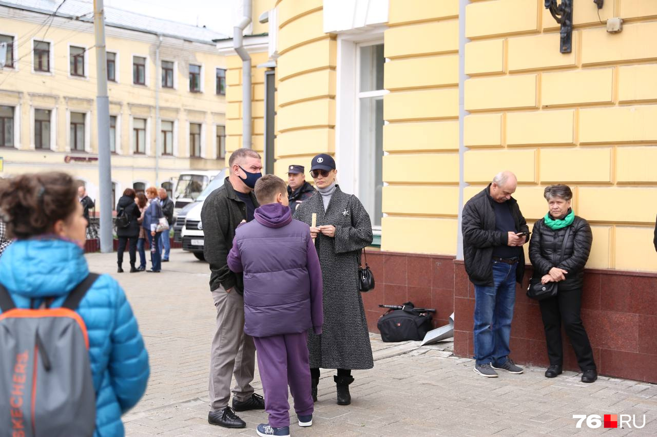 Люди поддерживают друг друга в общей скорби Люди поддерживают друг друга в общей скорби