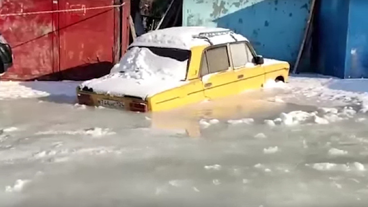 «В ледяном плену»: на Киренского машины вмерзли в лед из-за потопа улицы