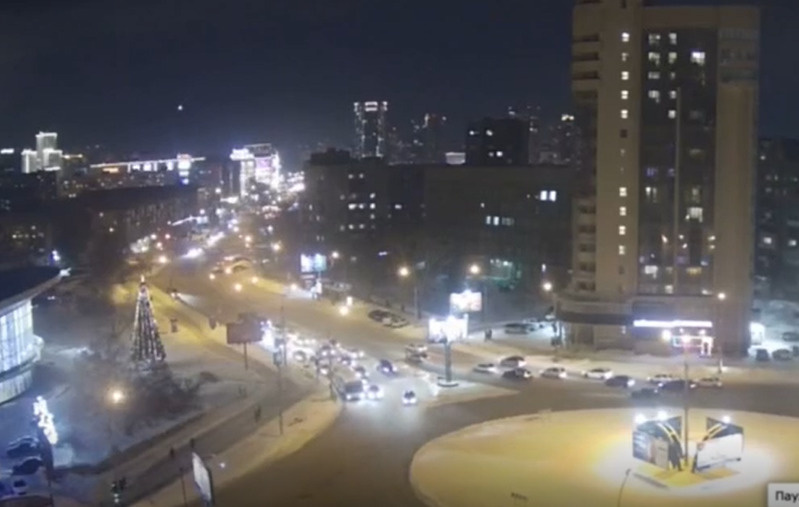 В Новосибирске в небе заметили падение метеора — видео