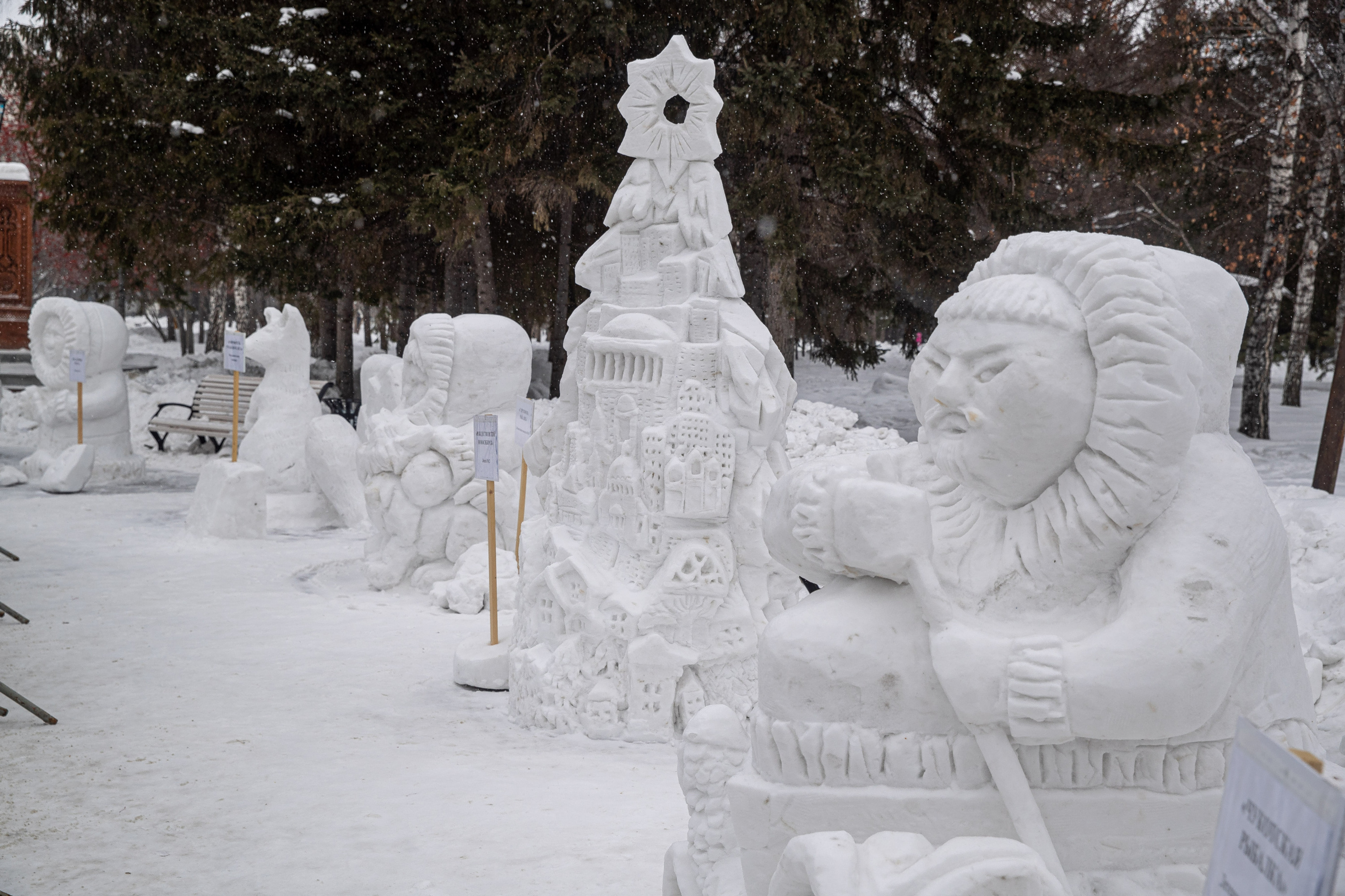 Полюбоваться скульптурами в Первомайском сквере можно будет до конца января