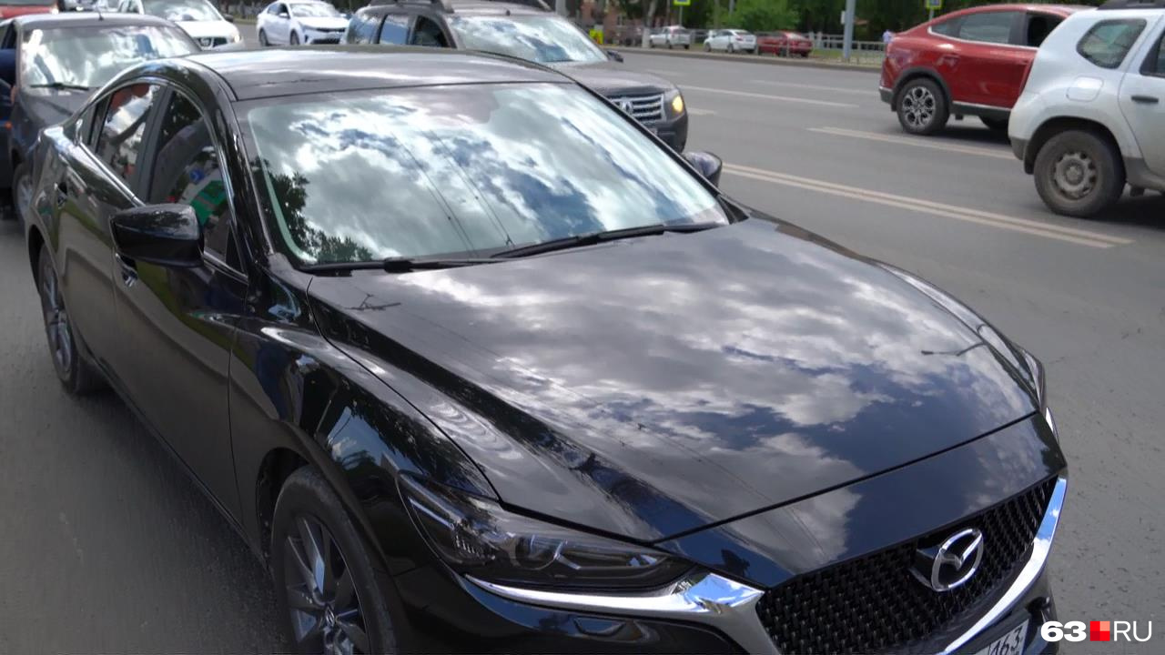 Люди игнорируют закон и не боятся попасть в аварию, тонируя свое авто полностью Люди игнорируют закон и не боятся попасть в аварию, тонируя свое авто полностью