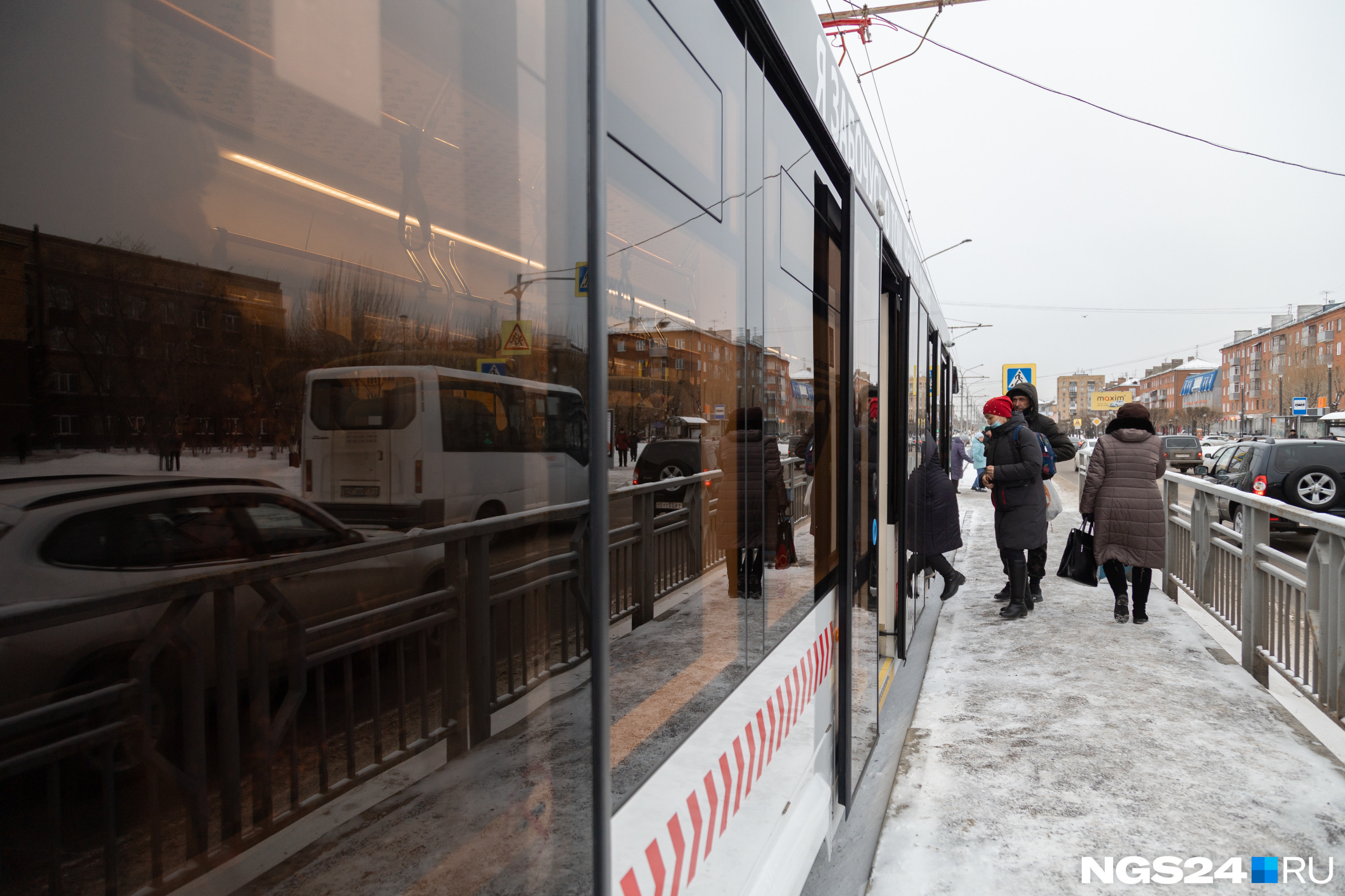 В трамвае 4 двери, но пассажиры по привычке выстроились напротив первой