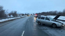 Раскидало по дороге: на трассе в Самарской области лоб в лоб столкнулись две Lada