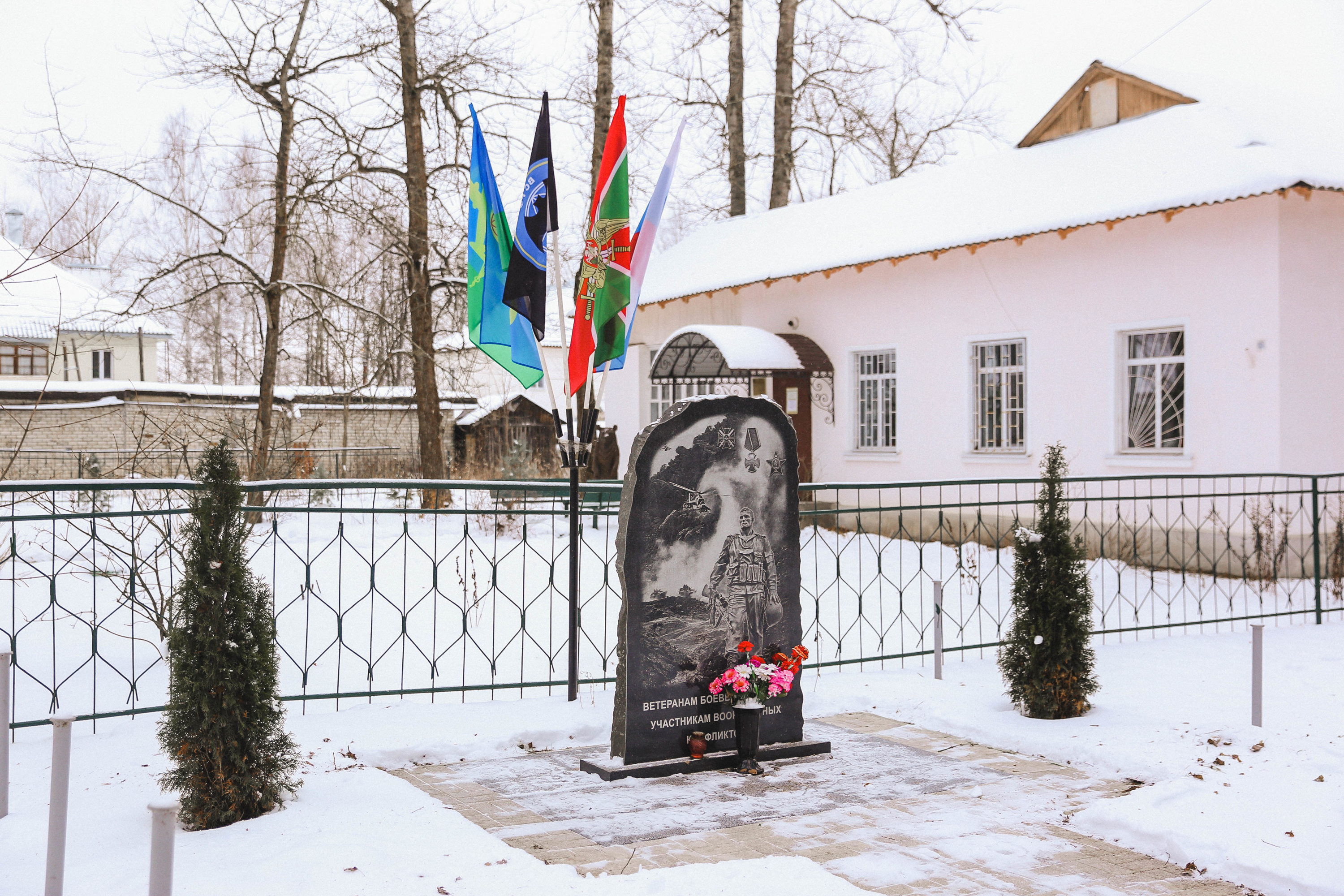Благодаря батюшке в Семибратово появился памятник участникам боевых действий Благодаря батюшке в Семибратово появился памятник участникам боевых действий