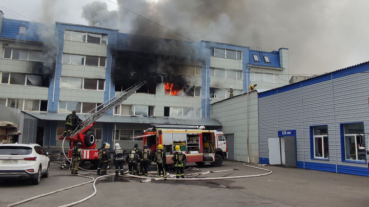 Большой пожар на складе тканей в Красноярске. Онлайн