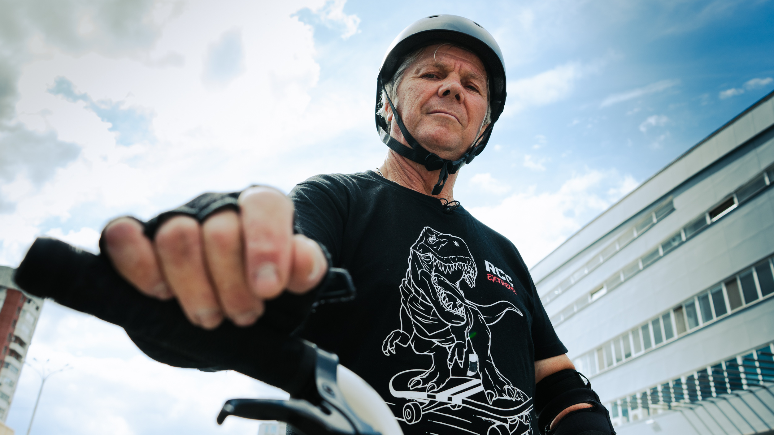 «Я точно пободрее сверстников»: 68-летний велосипедист стал звездой скейт-парков