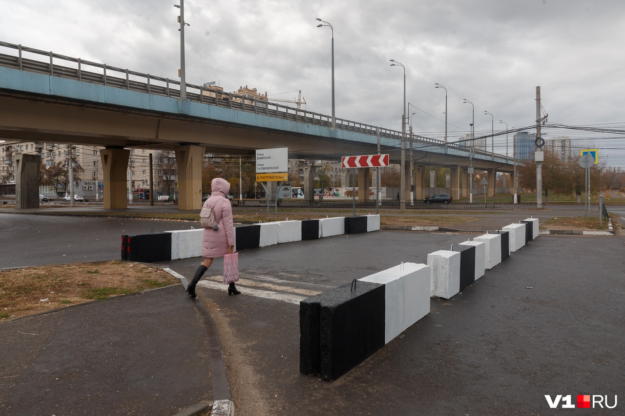 Закрытие съездов. Танцующий мост в Волгограде. Съезд с моста. Пляшущий мост. Волгоград закрытые стоянки.