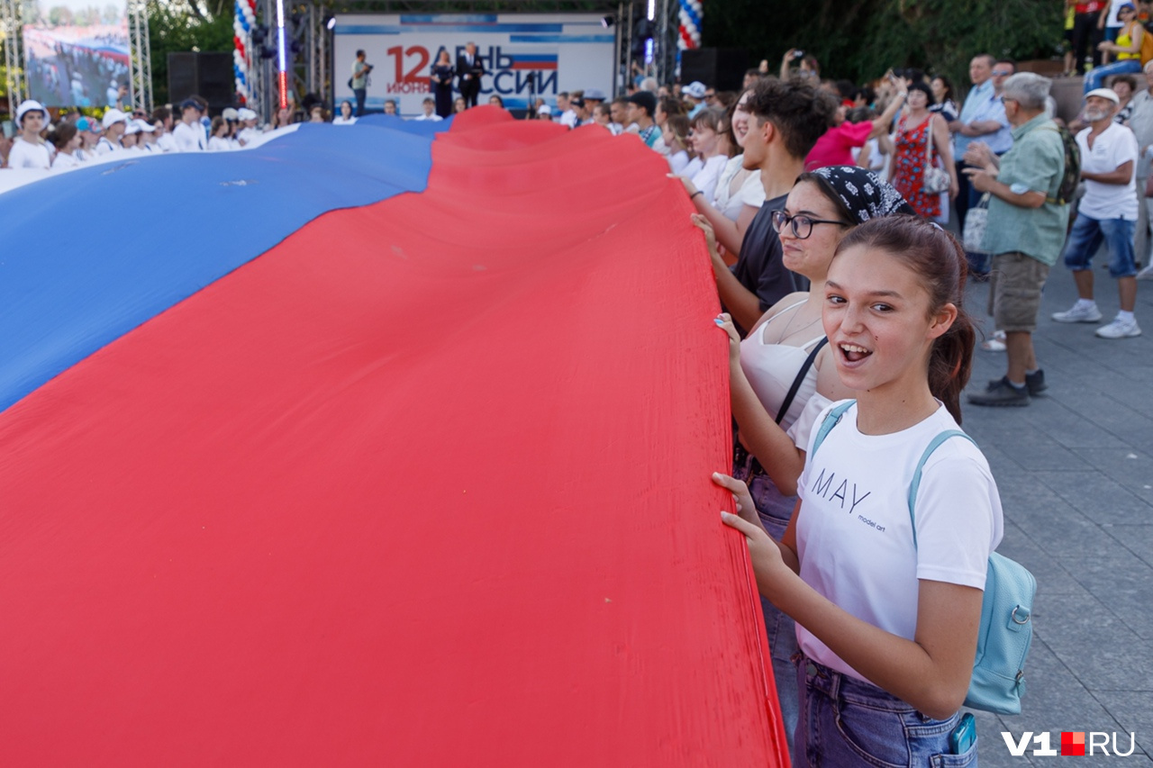 На сцене у фонтана «Искусство» прошел небольшой концерт На сцене у фонтана «Искусство» прошел небольшой концерт