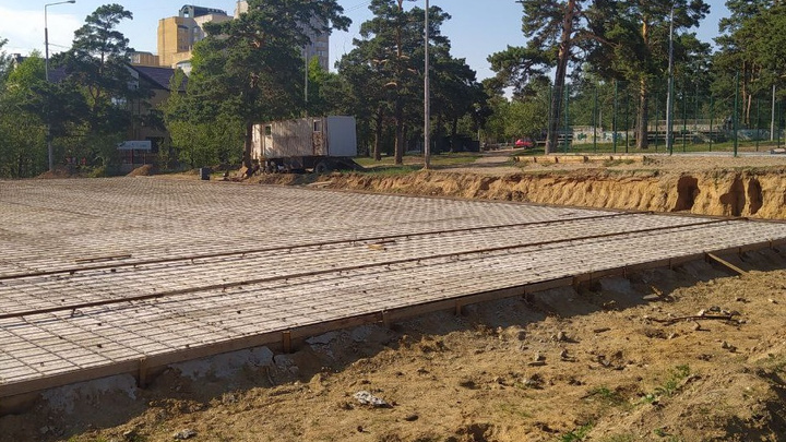 Конструкции скейт-парка, срок сдачи которого в Чите сдвигали на июль, начали монтировать в августе