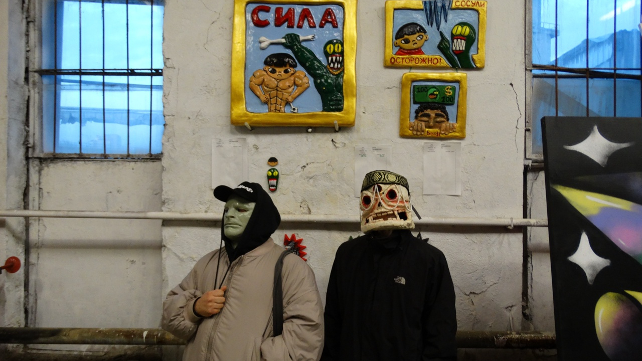 «Люди думают, что это вандализм». На московском железобетонном заводе прошла выставка уличных художников