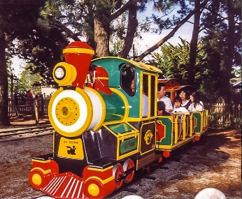 Аттракцион «Железная дорога» — это локомотив, два вагона, пути и крытый вокзал