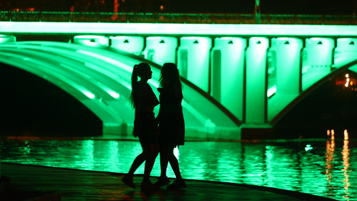 Секретная репетиция: смотрим в прямом эфире световое супершоу на Макаровском мосту