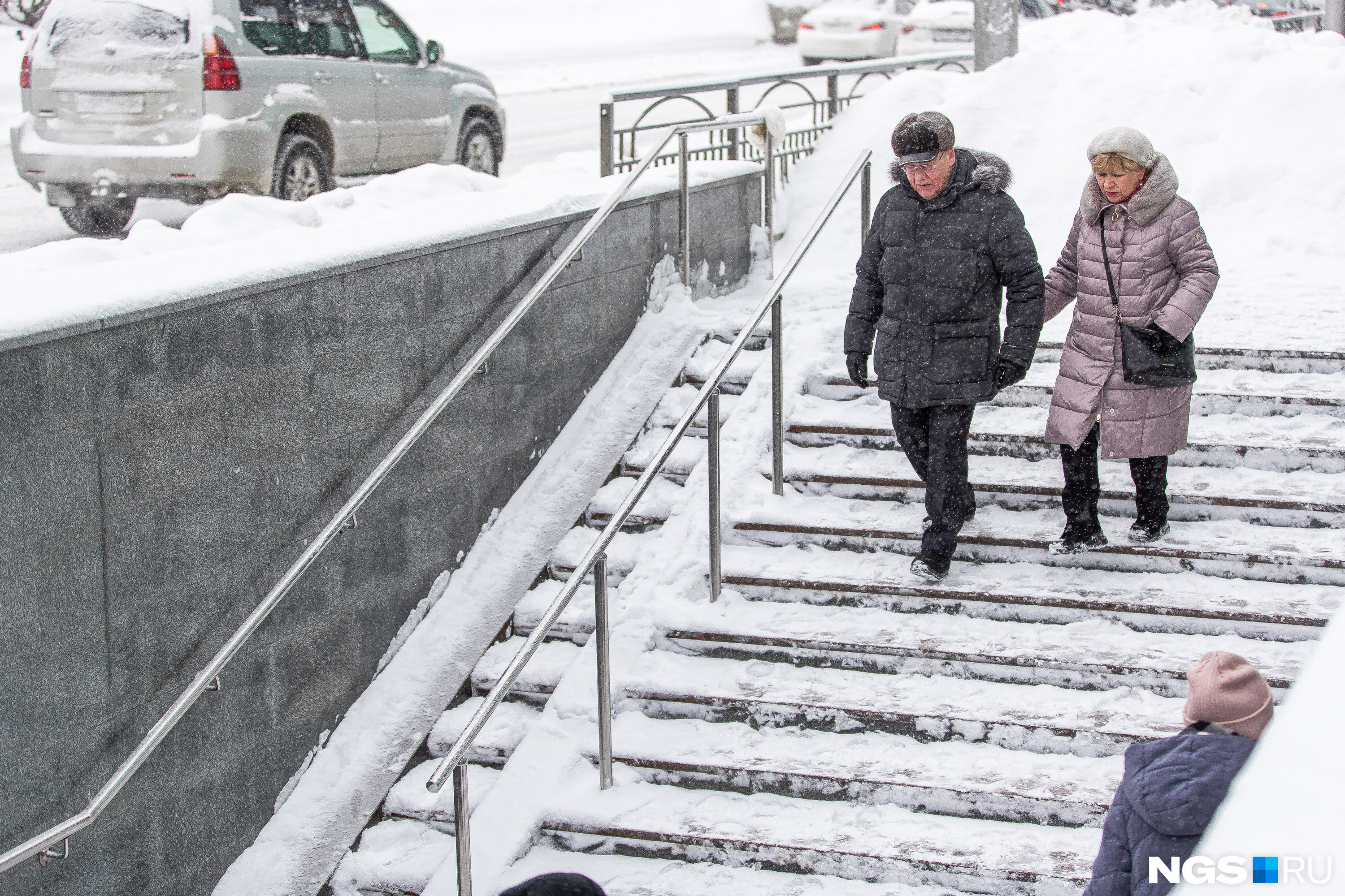 Лестницы плохо отчистили от снега, пешеходам приходится идти аккуратно, чтобы не скатиться вниз
