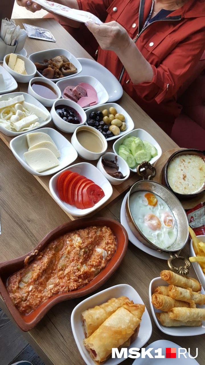 Турецкий завтрак предполагает обилие гастрономических услад и неспешную многочасовую беседу
