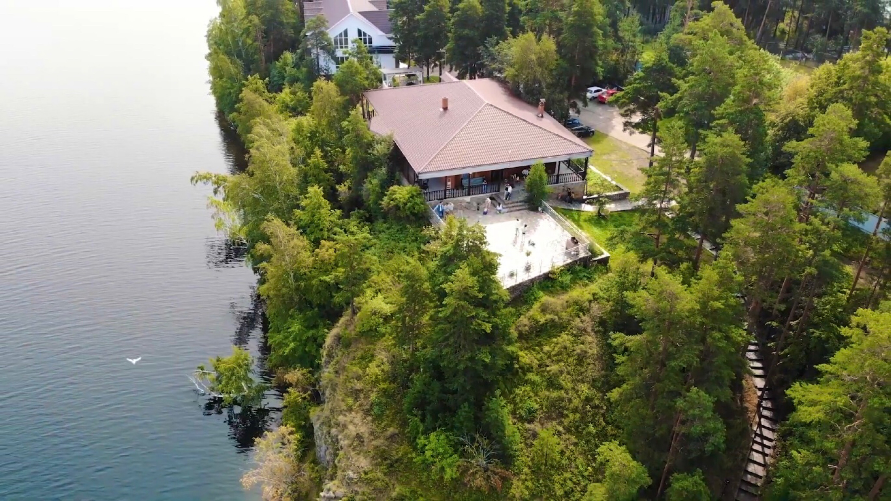 «Рубин» — рай для интровертов, коттеджи находятся в уединенном месте в лесу на берегу озера