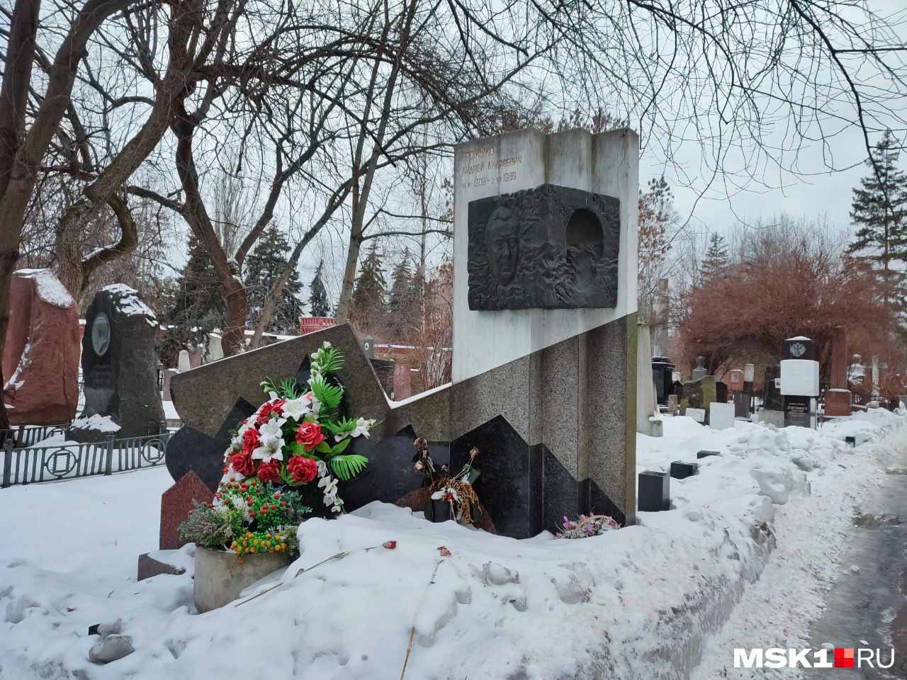 Один из портретов — «следящий»: с какого ракурса ни посмотри, строгий взгляд Громыко будет направлен на смотрящего Один из портретов — «следящий»: с какого ракурса ни посмотри, строгий взгляд Громыко будет направлен на смотрящего