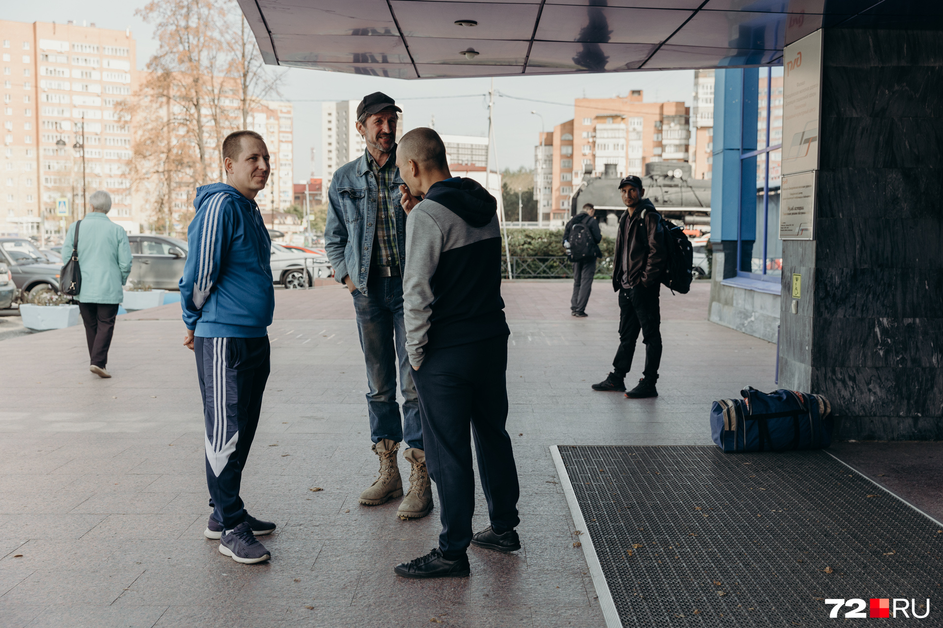 Олега провожает брат, а родные Евгения — во Владивостоке. У <nobr class="_">50-летнего</nobr> мужчины четверо детей, двое из них — несовершеннолетние