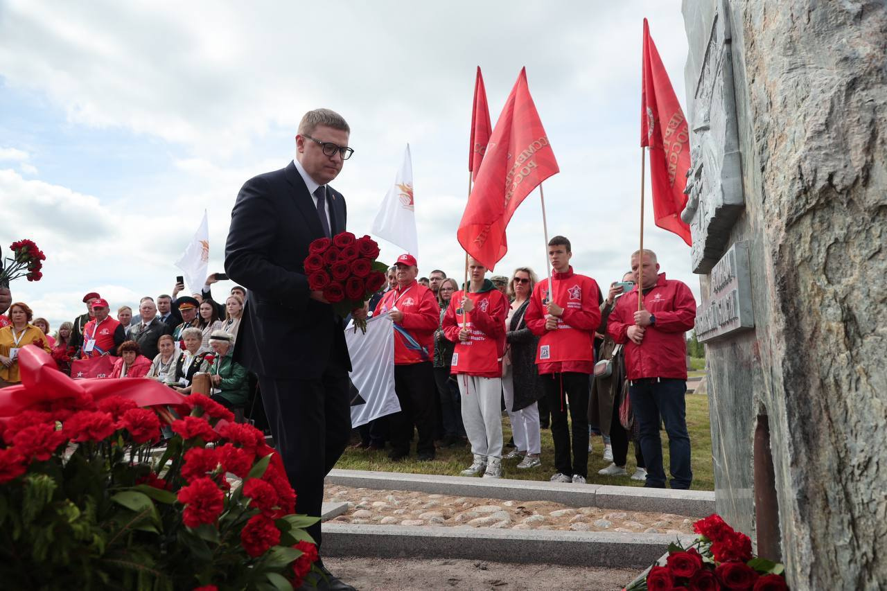 Губернаторы двух областей возложили цветы к мемориалу