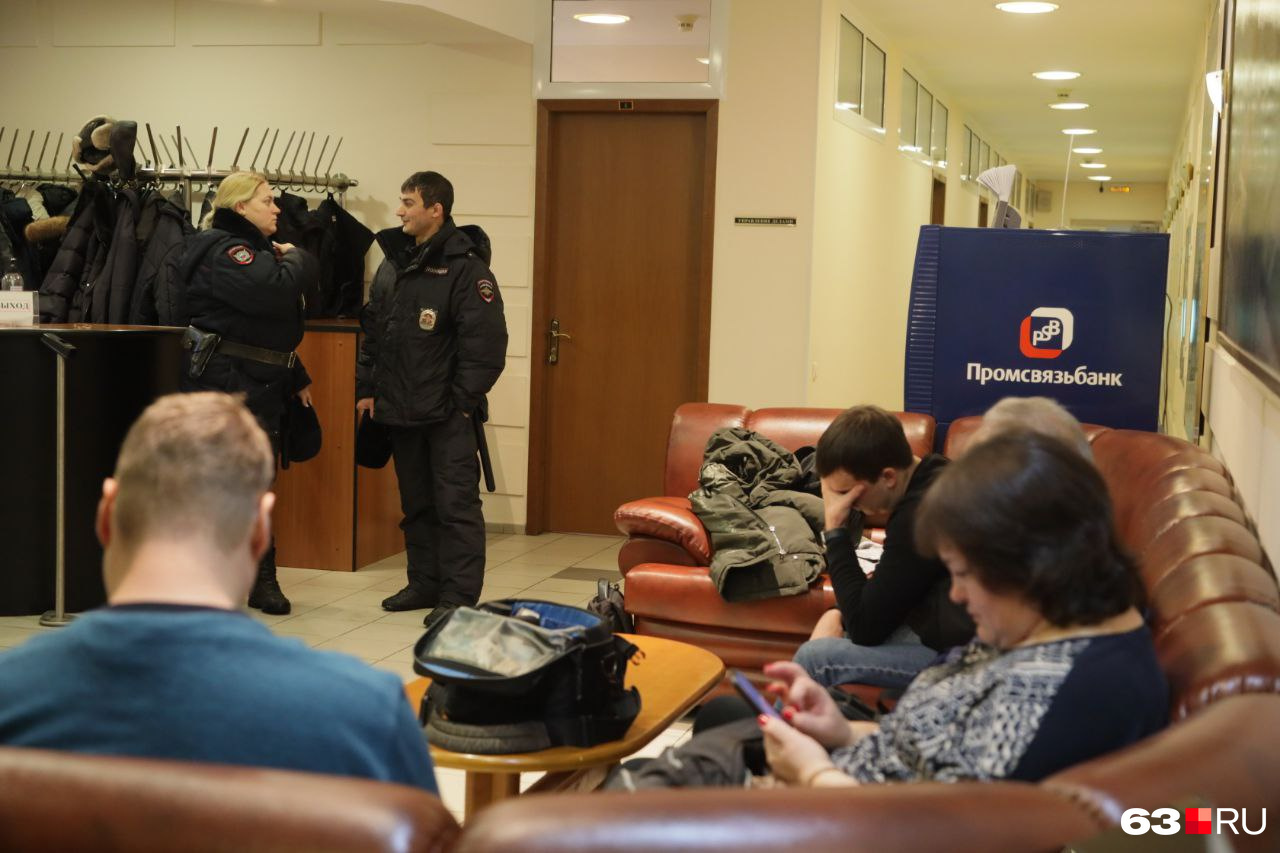 Внутри также дежурят полицейские Внутри также дежурят полицейские