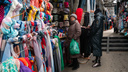 «Покупаем подороже — подороже продаем»: о чем говорят продавцы одежды на Центральном рынке Перми