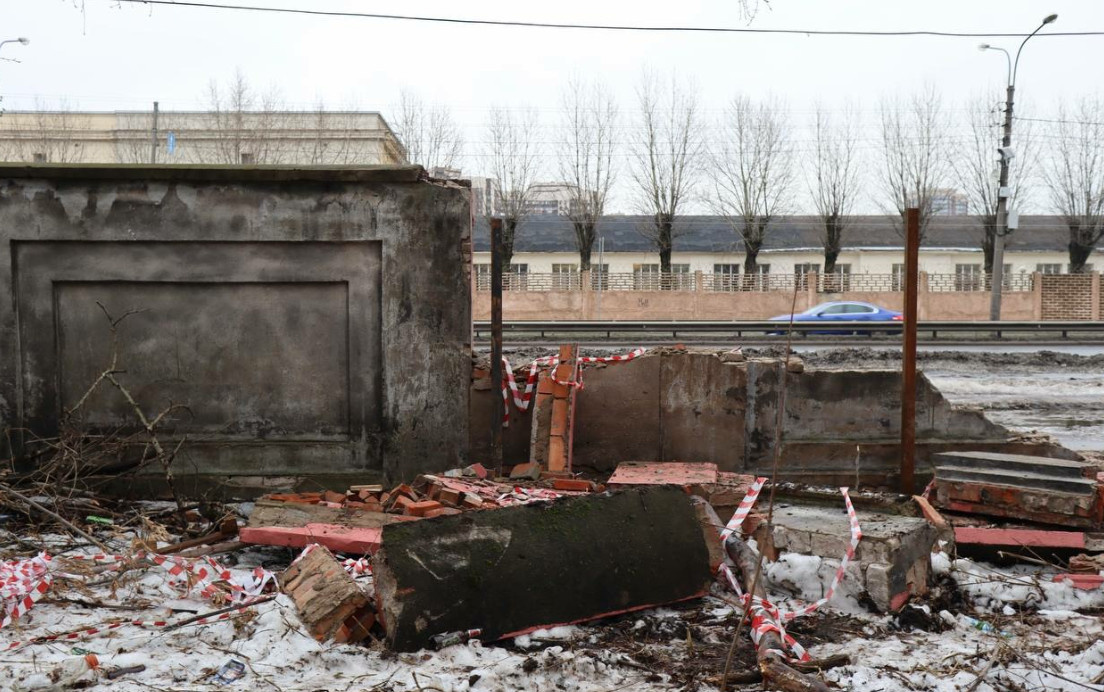 В Петербурге разломали памятник — ограду мясокомбината имени Кирова. На месте работает полиция